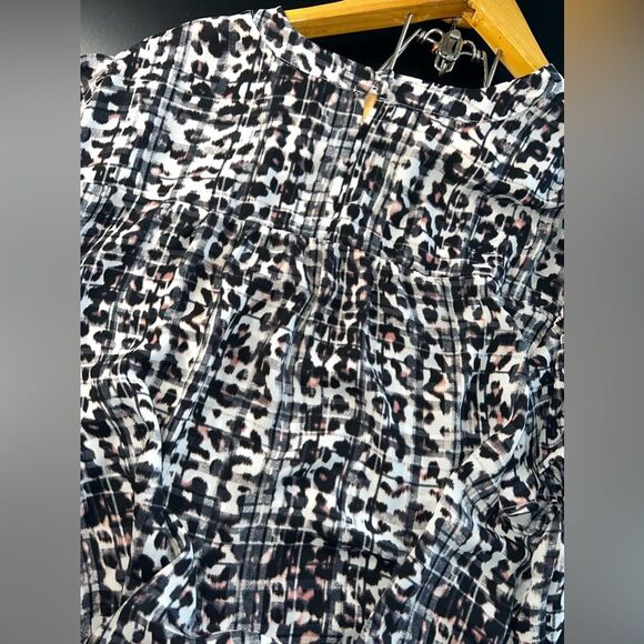 TORRID Georgette Keyhole Flutter Sleeve Blouse in Leopard Print Size 4 EUC - Picture 10 of 11